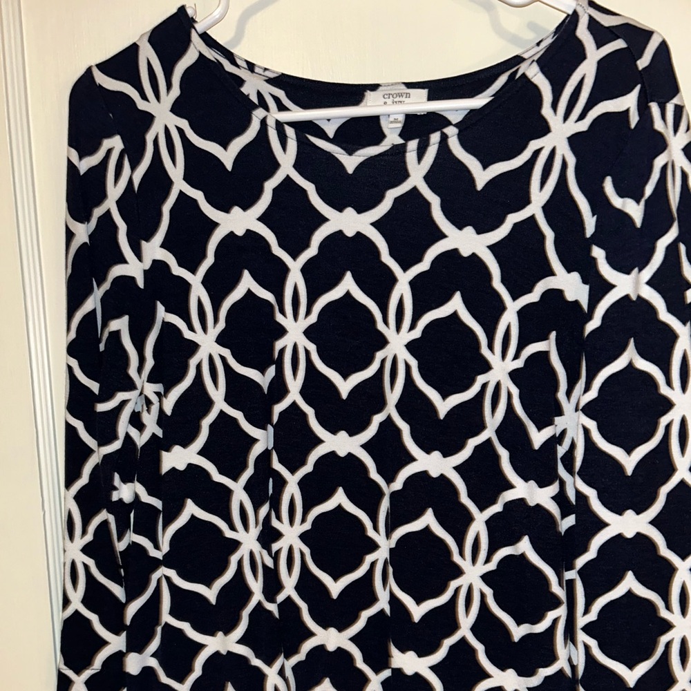 Women’s Navy Crown & Ivy Sweater Sz M